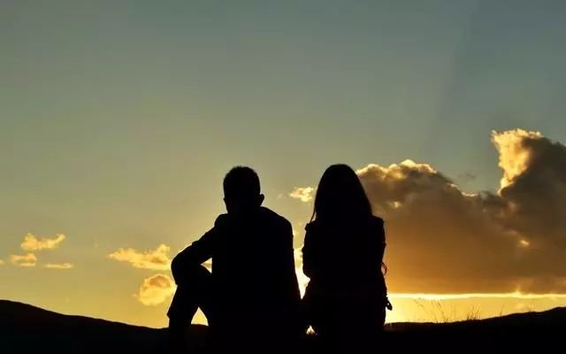 江西一00后女生穿睡衣登记结婚,你能接受另一半的这种行为吗?