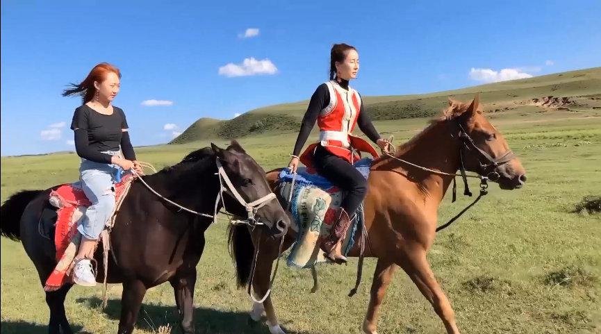 辽宁一名小男孩戴着牛仔帽骑马来到店铺吃米线,骑马当交通工具是种啥体验?