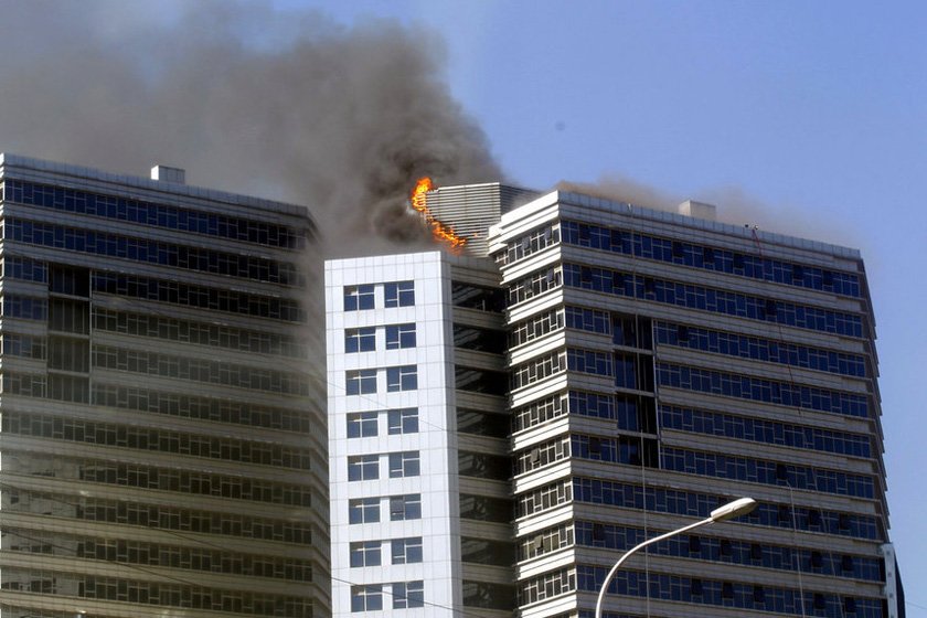 大连凯旋国际大厦突发大火，导致着火的原因是什么？