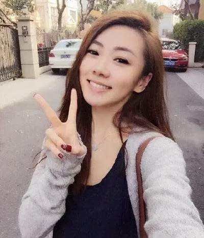 郑恺的前女友程晓玥是靠什么为生的？