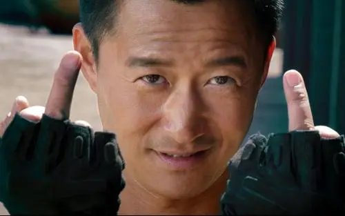 吴京机场被拍当场发飙,表情严肃凶狠怒吼跟拍者,他的责任感有多强?