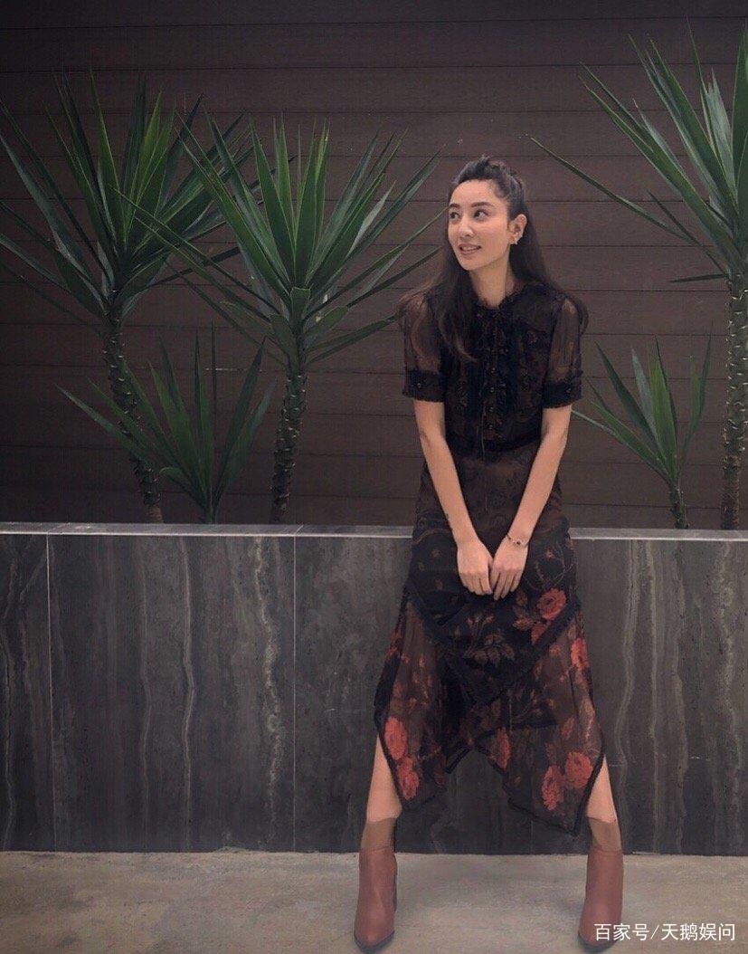 一袭黑色露肩长裙造型出场的郑希怡,是不是很有贵气?