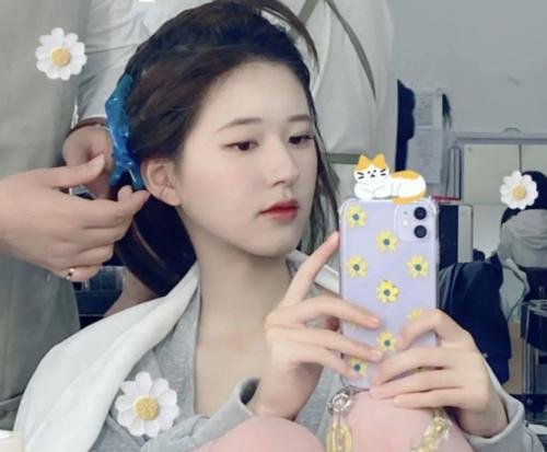 赵露思社死现场！切错号点赞拉踩吴宣仪视频，她在圈内的风评如何？