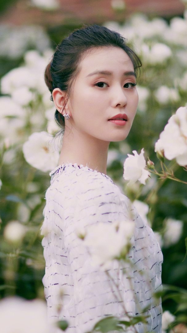 周扬青生图翻车，“天鹅颈”对女明星究竟有多重要？