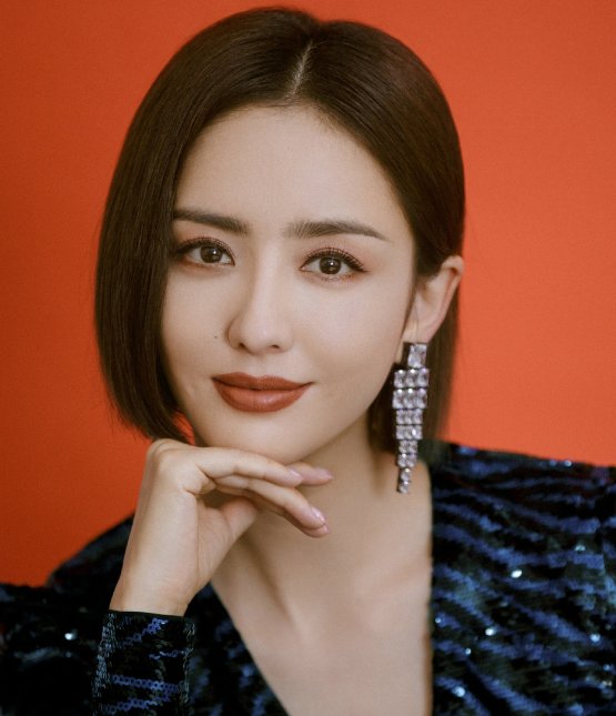 佟丽娅44岁姐姐至今未婚，当她们的合照曝光后，为何网友直呼这谁敢娶？