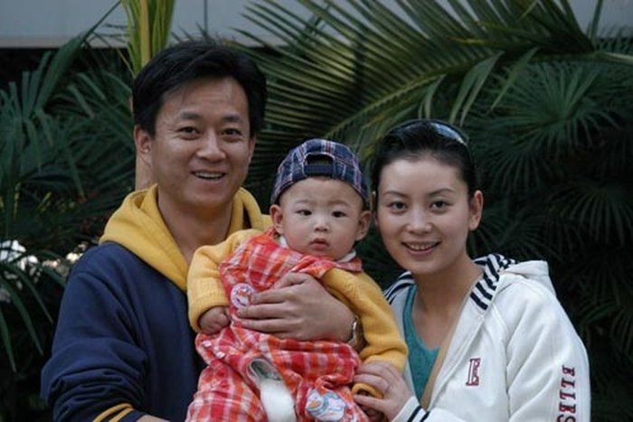 朱军老婆谭梅是哪里人，她的生平经历如何？