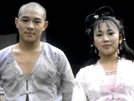 李连杰和前妻相聚，两人态度令人唏嘘，合照黄秋燕站位太辛酸，你怎么看？