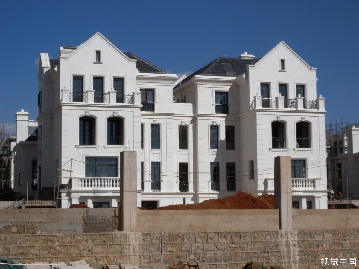 云南滇池南岸别墅密布成水泥森林,太难看了,通过政府批准了吗?