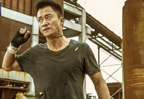 吴京机场被拍当场发飙,表情严肃凶狠怒吼跟拍者,他的责任感有多强?