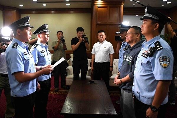 如何看待贪数十亿的行长为绿卡让妻子假结婚？