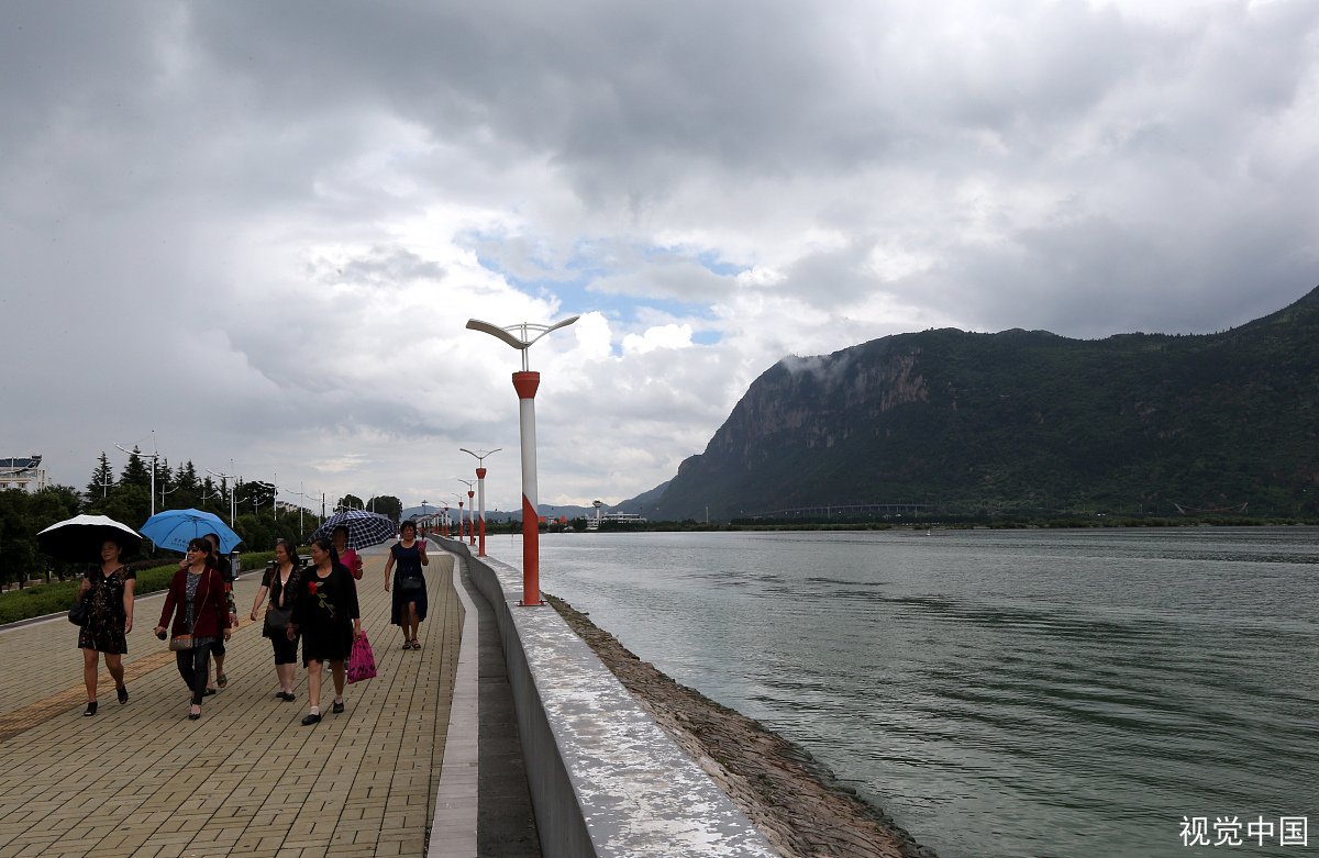 云南滇池南岸别墅密布成水泥森林,太难看了,通过政府批准了吗?