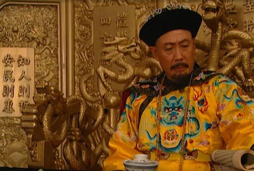 电视剧《雍正王朝》:弘时和老三胤祉去抄家,到了八爷府老三为何不敢进去?