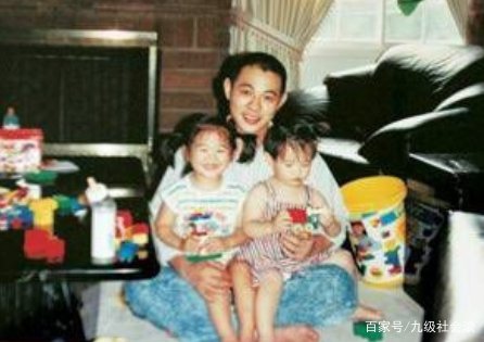 李连杰和前妻相聚，两人态度令人唏嘘，合照黄秋燕站位太辛酸，你怎么看？