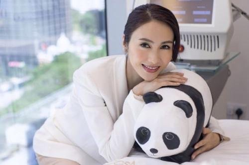 黎姿晒18岁青涩照，不施粉黛满脸胶原蛋白，盛世美颜无人能及吗？