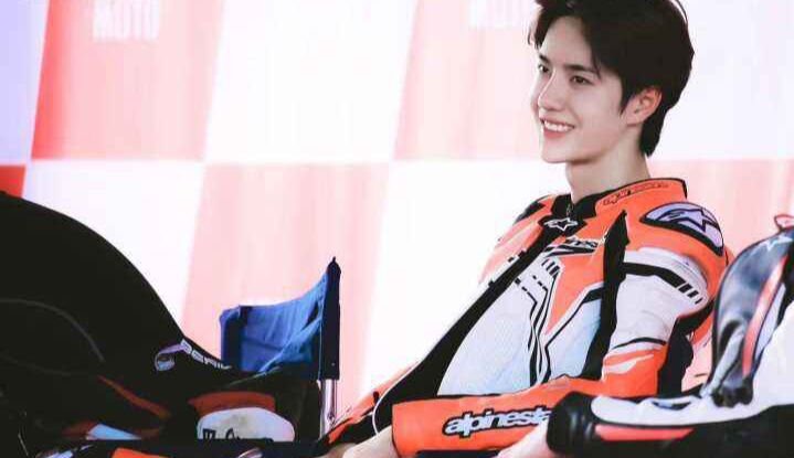 王一博在摩托车比赛上摔车了，现场是什么样的？