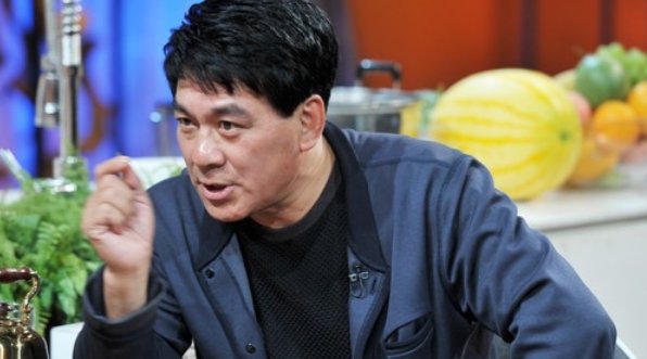 65岁朱时茂与妙龄女子搂抱吻别，是炒作还是事实？