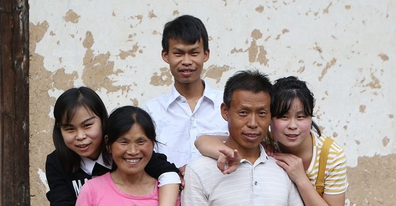 一家考上3个大学生为何喜中有愁？