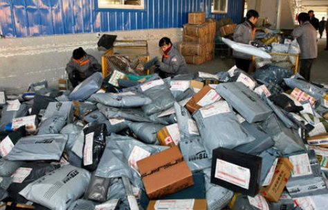 一名女子拒收快递被快递员威胁,你如何看待此事?