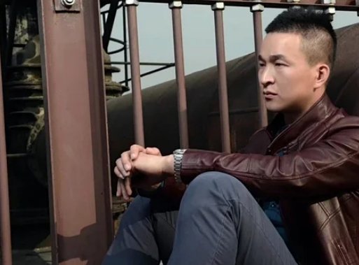 旭日阳刚出道10年后，一个年入百万一个回家务农，现状差距到底有多大？