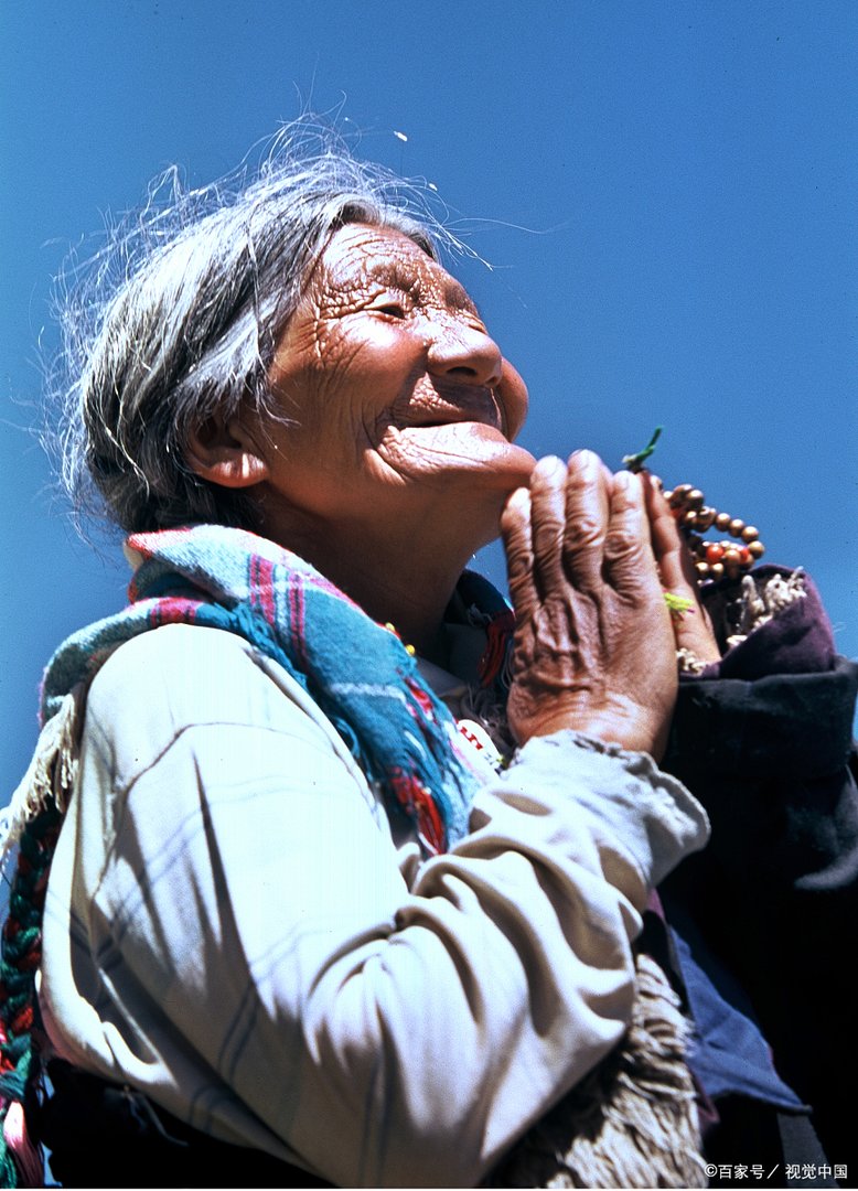 老太爬上地铁车厢行李架蹭座：面对熊老人，为何没人去友善提醒？