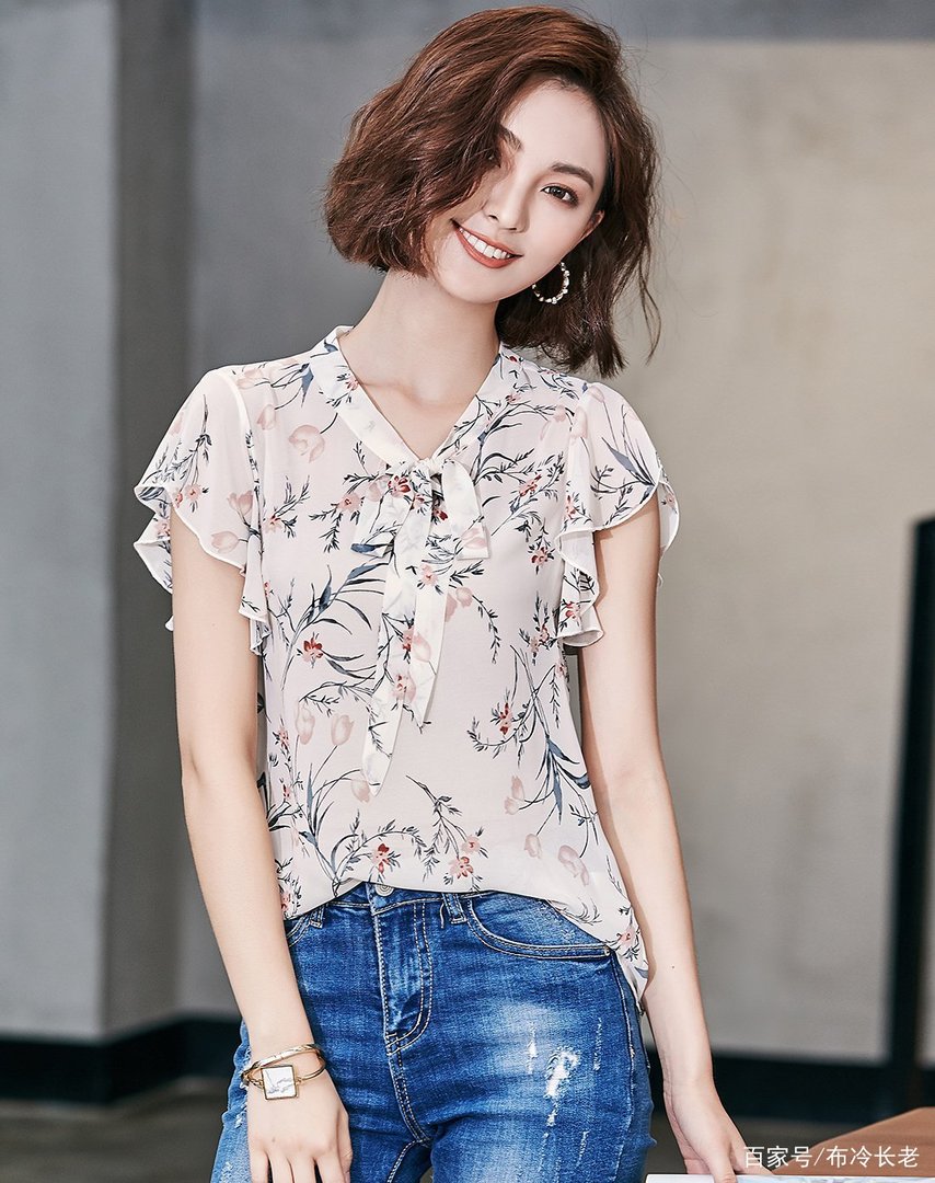 穿雪纺衬衫的时候，搭配什么样的裤子好看？