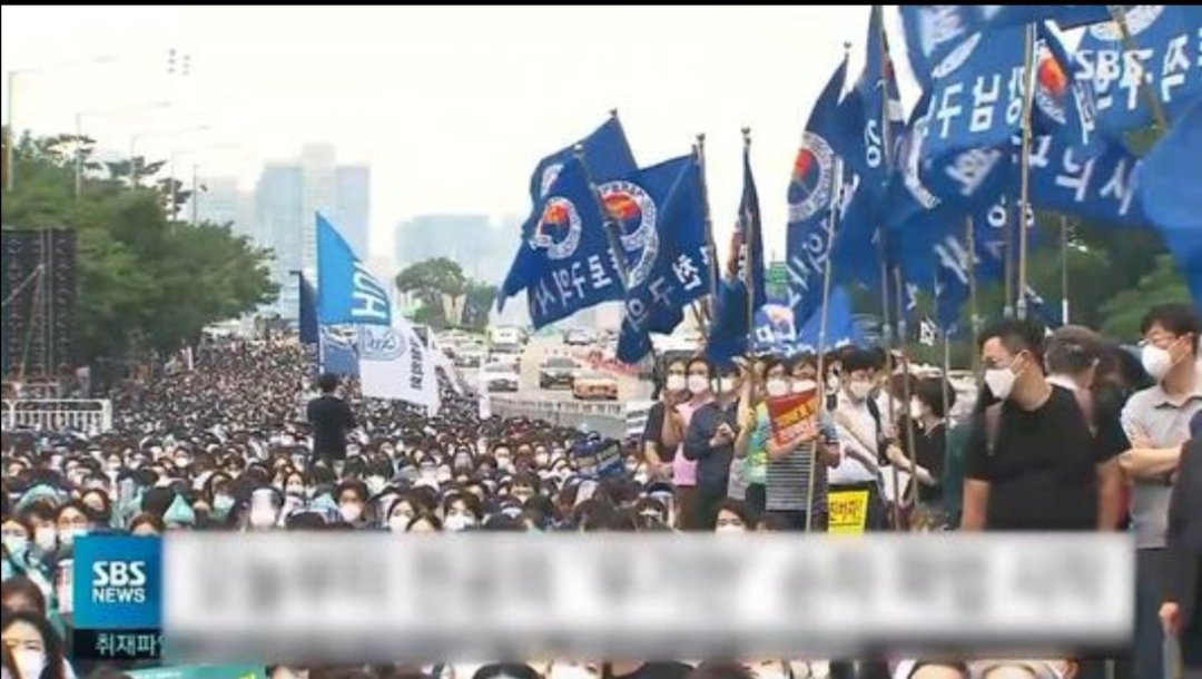 韩国数万名医生罢工，他们罢工的原因是什么？