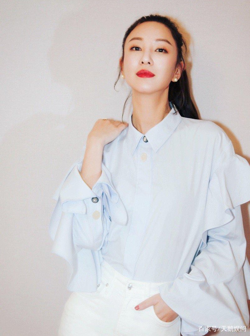 一袭黑色露肩长裙造型出场的郑希怡,是不是很有贵气?