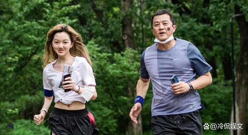 李亚鹏父女关系要散，李嫣表达不满，被指在刻意划清界限，这是怎么了？