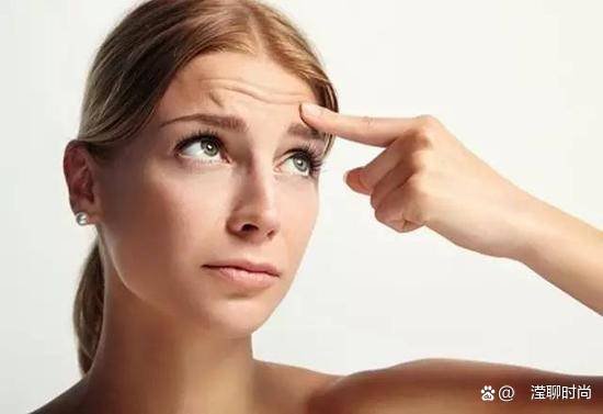 脑门上有很多皱纹,这种皱纹都是怎么形成的?