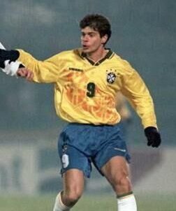 巴西队最近30年参加国际大赛的9号球员有哪些?