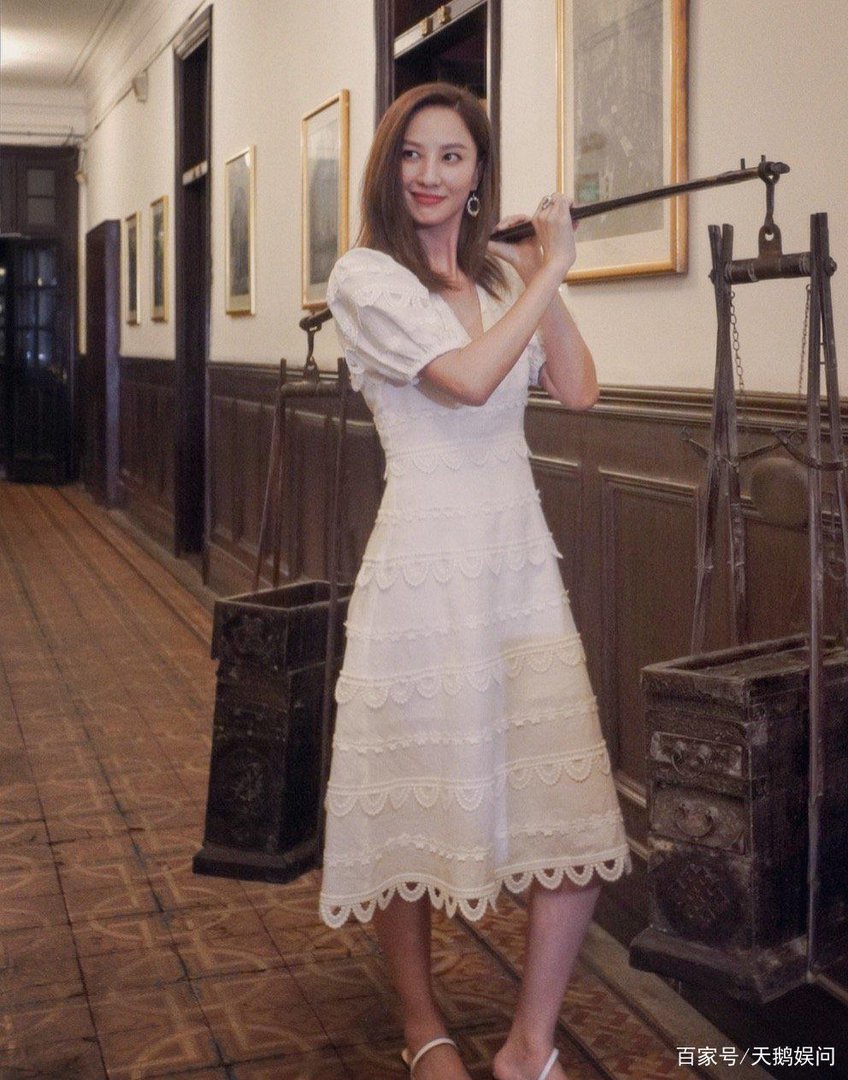 一袭黑色露肩长裙造型出场的郑希怡,是不是很有贵气?