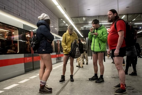 在美国，为何会有“不穿裤子搭地铁日”？