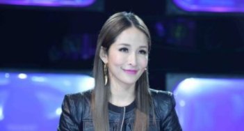 萧亚轩晒自拍素颜照，头发遮住半张脸很凌乱，她的状态如何？