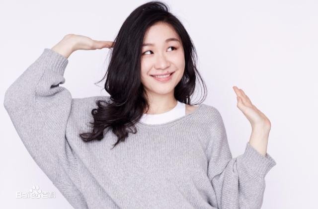 在直播中对着镜头撩头发的金靖,是如何面对自己直播翻车的?