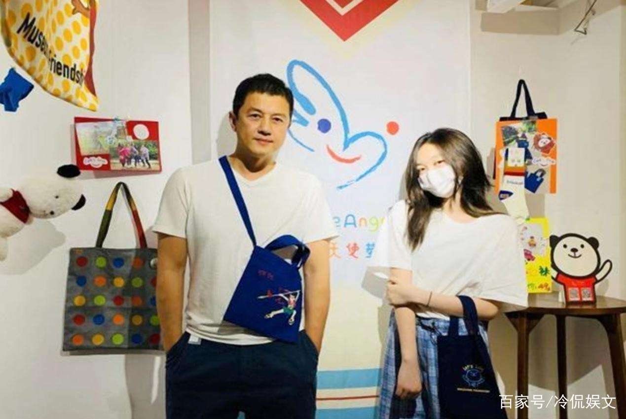 李亚鹏父女关系要散，李嫣表达不满，被指在刻意划清界限，这是怎么了？