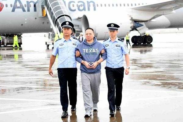 如何看待贪数十亿的行长为绿卡让妻子假结婚？