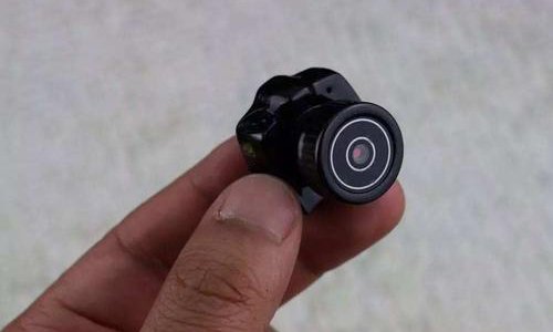 男子泳池更衣室偷拍男子,心里变态?