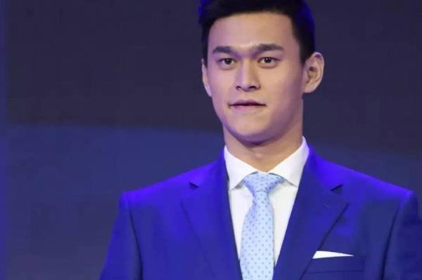 孙杨再次被英国选手拒绝合影，游泳选手颁奖前为何频出状况？