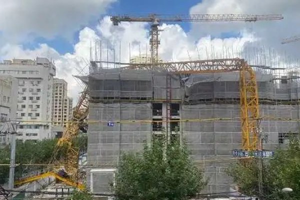 上海一在建工地吊塔倒塌，致1死2伤，谁该为死者、伤者负责？