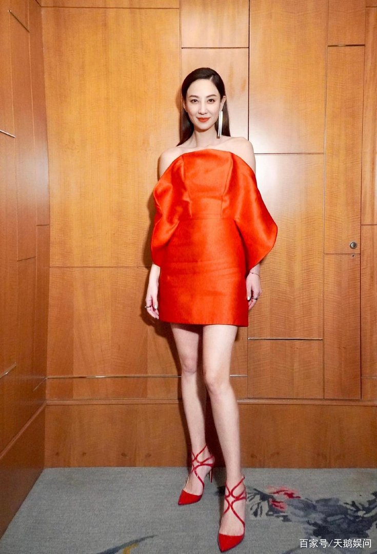 一袭黑色露肩长裙造型出场的郑希怡,是不是很有贵气?