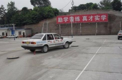 湖南一驾校学员投诉，遭已婚教练多次约酒，这位教练究竟居心何在？