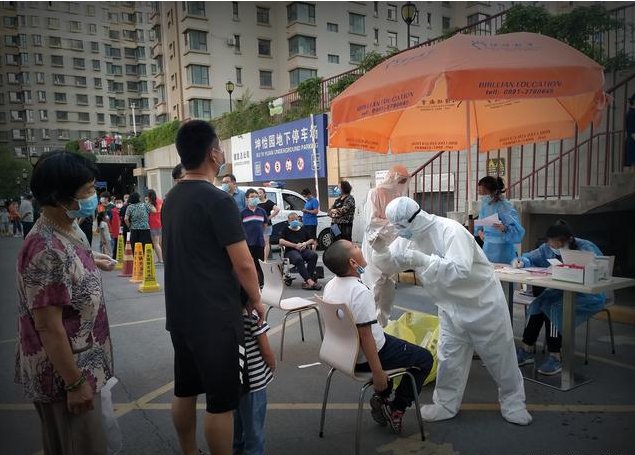 河南濮阳一女子不配合防疫向志愿者扔西瓜，你如何看待此女子的行为？