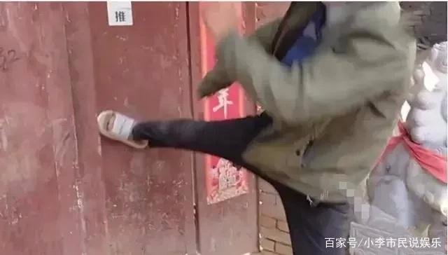 大衣哥被踹门事件是怎么回事?