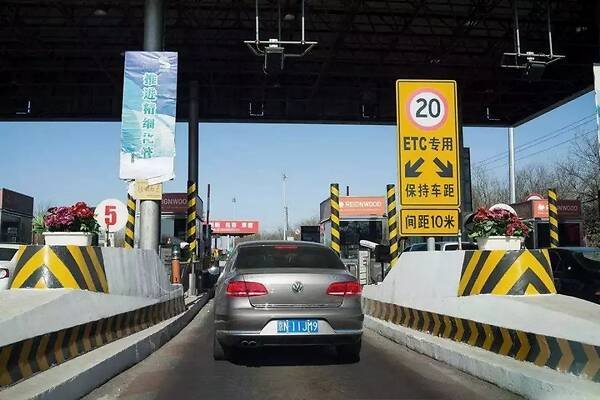 咸阳收费站10秒KO两男子一事，给社会造成了哪些不良影响？