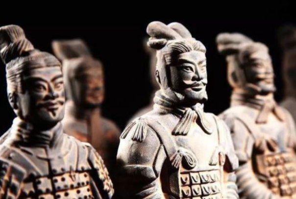 刚出土的兵马俑是什么样的,真的是栩栩如生吗?