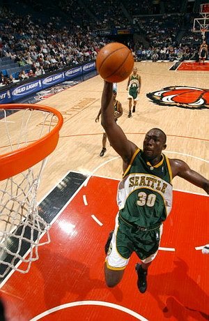 雷吉埃文斯的篮板球能力有多强?他真的是“一招鲜吃遍天”吗?