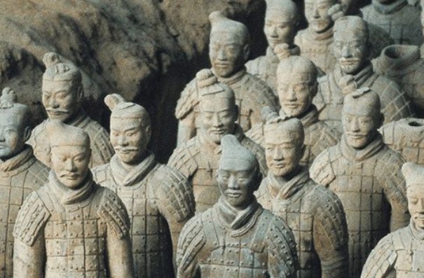 刚出土的兵马俑是什么样的,真的是栩栩如生吗?