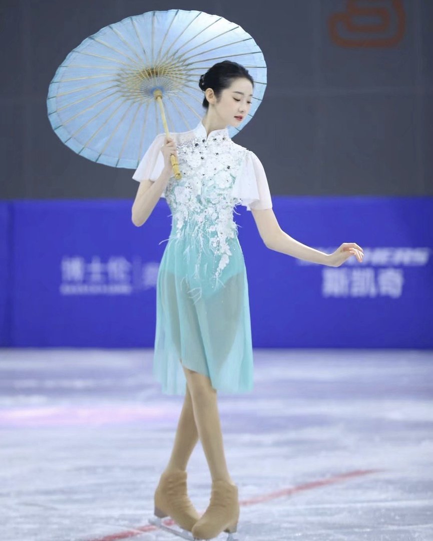 张艺凡在《超新星运动会》跳的中国风冰舞,你觉得怎么样?