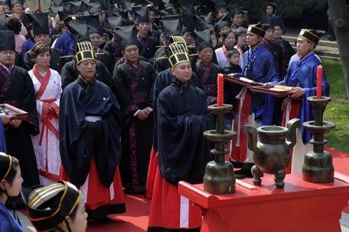 孔垂燊的父亲孔众是孔子的多少代传人?他有什么事迹?