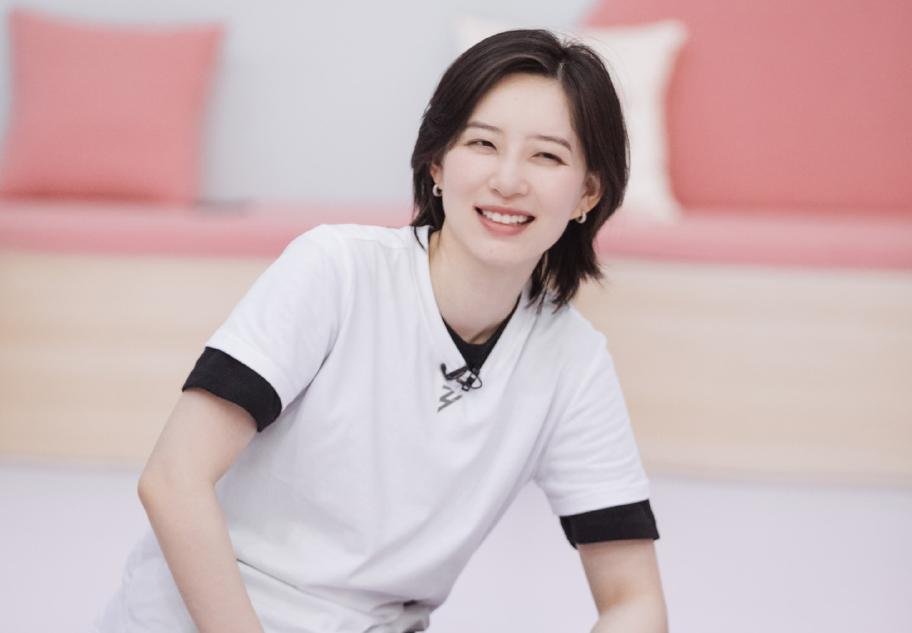 有媒体拍到金晨和李斯丹妮挽手散步,画面中她们二人的状态如何?